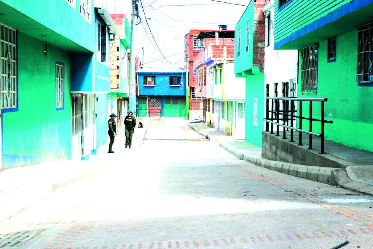 Vecino atacó con un machete a Giovanna en Ciudad Bolívar; por poco muere 1 Vecino atacó con un machete a Giovanna en Ciudad Bolívar; por poco muere El agresor le dio 3 machetazos a Giovanna, uno en la cabeza y otro en las manos. Los hechos ocurrieron en Ciudad Bolívar, al sur de Bogotá.