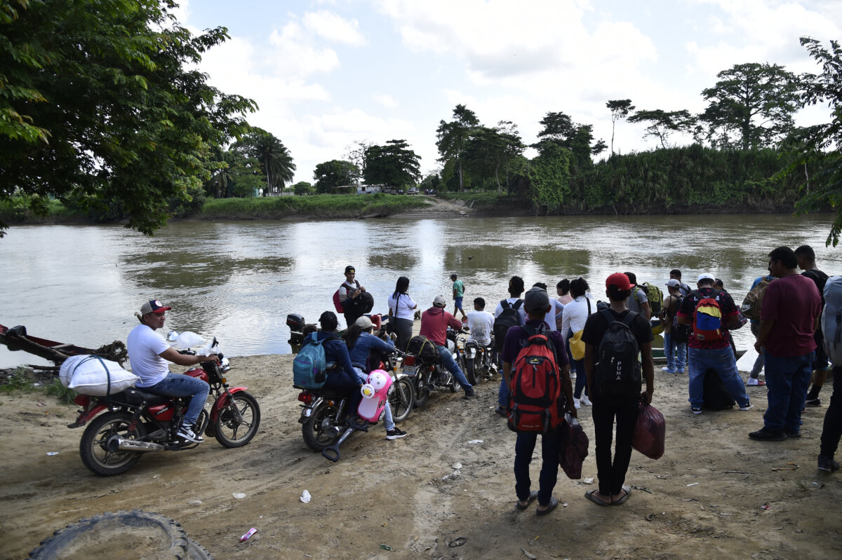Ya son más de 30.000 desplazados por la violencia en el Catatumbo 1 Ya son más de 30.000 desplazados por la violencia en el Catatumbo La respuesta humanitaria incluye la entrega de alimentos y refugio temporal, aunque las necesidades siguen siendo inmensas.