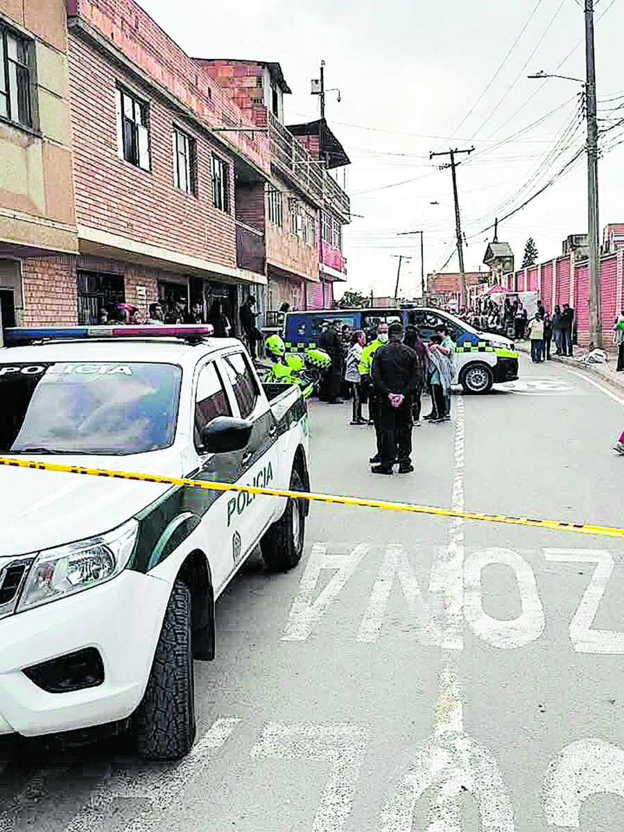 Hermano de exconcejal fue asesinado en Soacha Jorge Cuesta, hermano del exconcejal de Soacha Héctor Miguel Cuesta, fue asesinado a tiros la tarde de este sábado en un establecimiento comercial. Aquí le contamos los detalles.