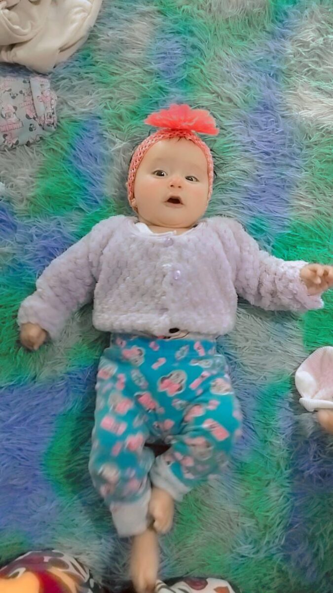 Bebé de 5 meses falleció en extrañas circunstancias en Suba Los padres de Heilen Alaia Moreno Aguirre (de 5 meses y medio de edad), denuncian que dejaron a su bebé bajo el cuidado de una vecina y al recogerla se la entregaron sin vida.