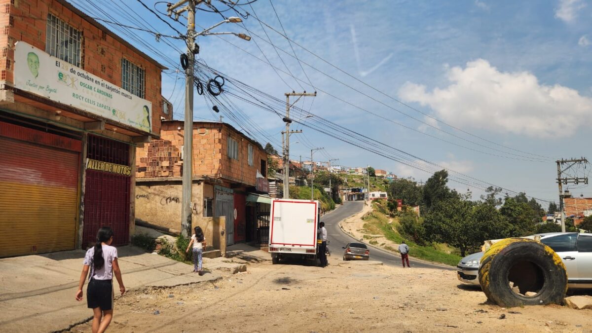 Hombre fue asesinado en un taller de motos de Ciudad Bolívar 1 Hombre fue asesinado en un taller de motos de Ciudad Bolívar A plena luz del día se registró un crimen en el sector de Paraíso, en Ciudad Bolívar. Un hombre de 36 años fue asesinado mientras se encontraba en un taller de motos.