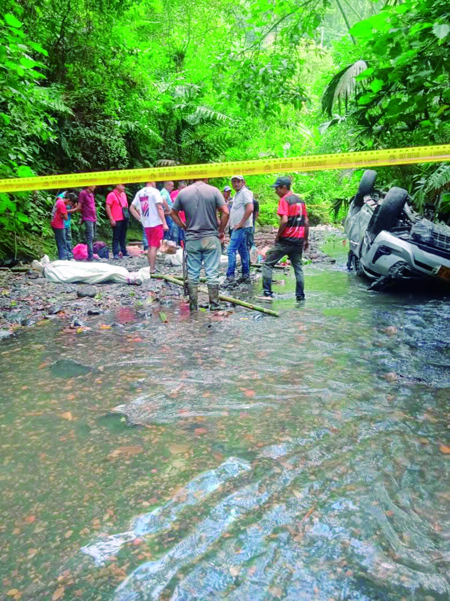 Desgarrador: Pareja de esposos fue hallada sin vida en Cundinamarca 1 Desgarrador: Pareja de esposos fue hallada sin vida en Cundinamarca La angustiosa búsqueda de Gerardo Ramírez y Tania Montero Martínez, residentes del municipio de La Palma (Cundinamarca) y quienes habían desaparecido desde la mañana del sábado, tuvo un desenlace trágico ayer, cuando sus cuerpos fueron encontrados sin vida junto a la camioneta en la que viajaban.