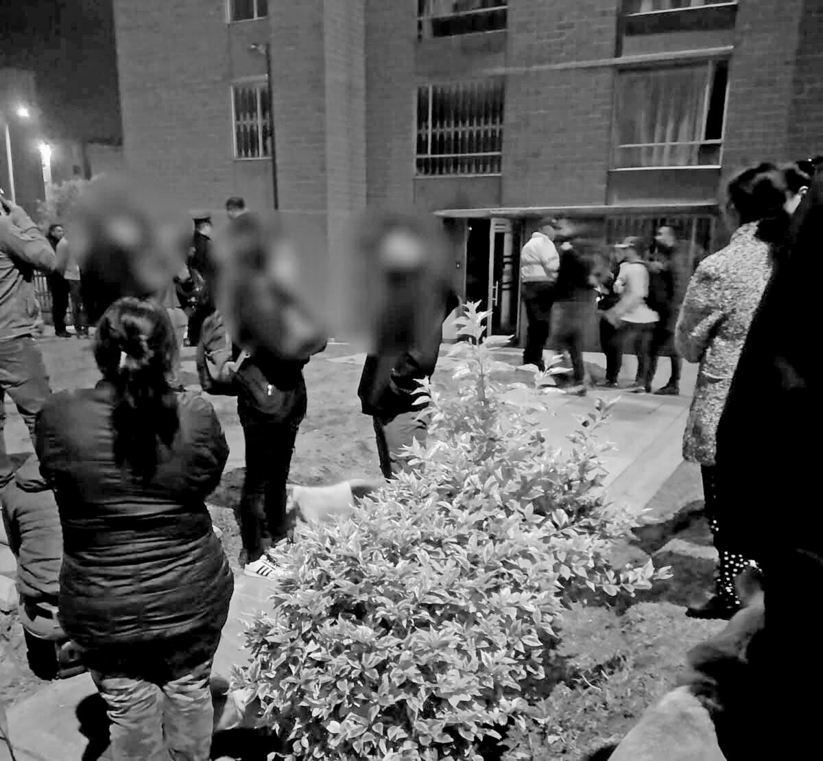 Un padre y su hija fueron encontrados sin vida en un apartamento de Soacha: esto se sabe 1 Un padre y su hija fueron encontrados sin vida en un apartamento de Soacha: esto se sabe Un padre y su hija fueron hallados sin vida dentro de un apartamento en el municipio de Soacha. Las autoridades investigan, puesto que ambos presentaban heridas de arma blanca.