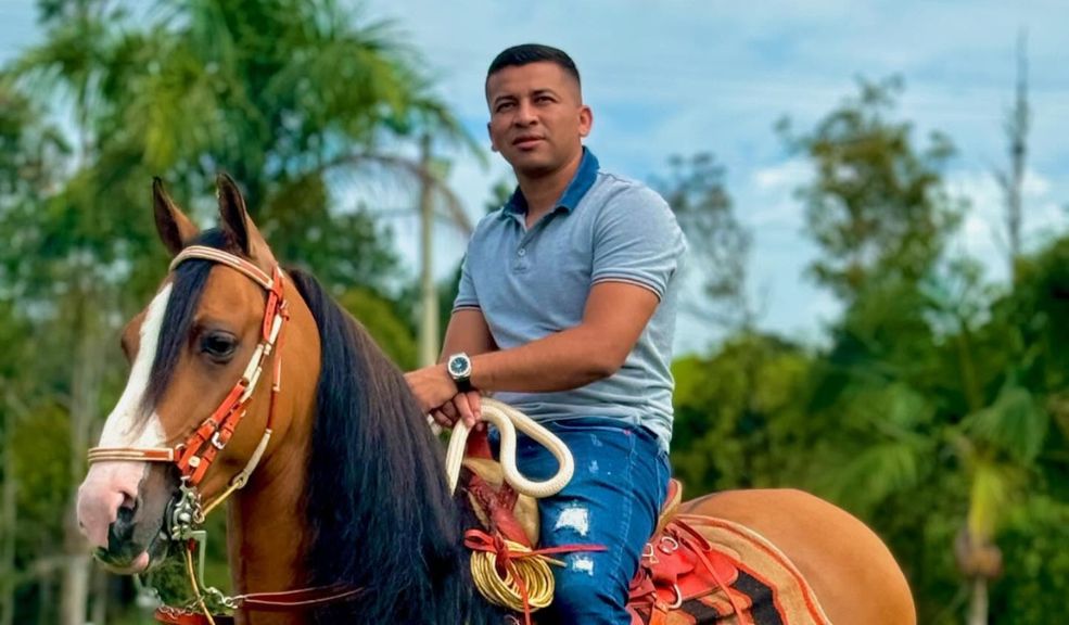 La razón por la que habrían asesinado al cantante Dávinson Gaviria Según testigos, el artista fue atacado por un hombre en momentos que abordaba su vehículo para trasladarse a Popayán donde tenía una presentación musical.