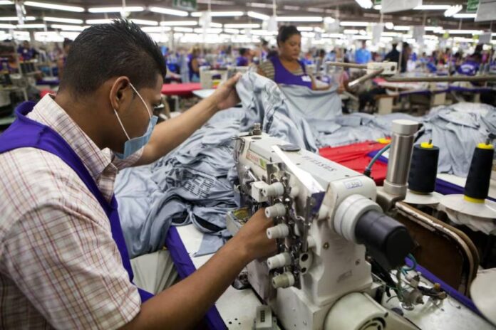 ¿Se acabará el día de la familia en Colombia? Esto dice la Ley Colombia se prepara para un nuevo ajuste en la jornada laboral semanal, que pasará de 45 a 44 horas a partir de 2025, según lo establecido por el Congreso de la República.