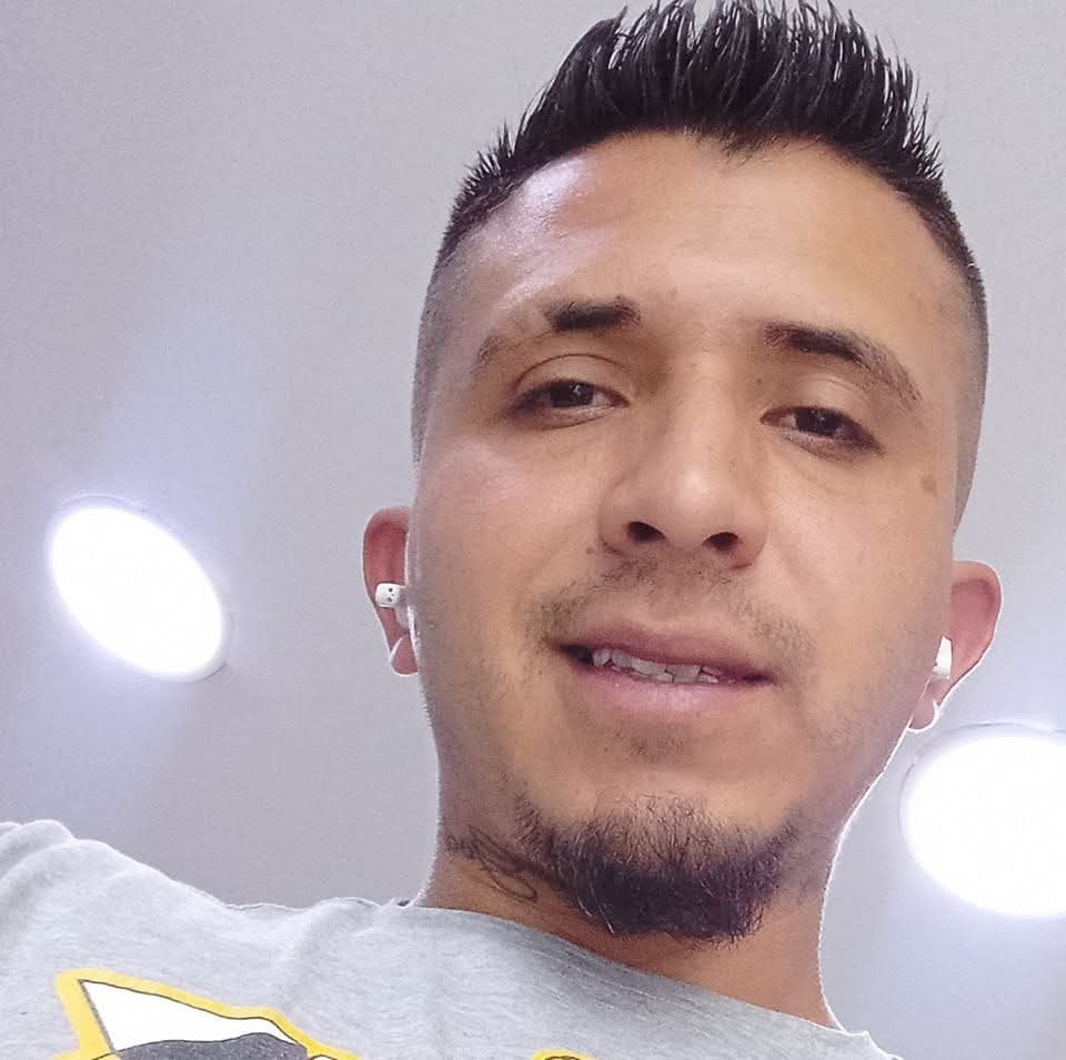 Revelan la identidad del joven que fue asesinado mientras trabajaba en Usaquén 1 Revelan la identidad del joven que fue asesinado mientras trabajaba en Usaquén Yeisson Raúl Reyes, de 32 años, estaba trabajando en un local de la localidad de Usaquén cuando fue atacado por un sicario.