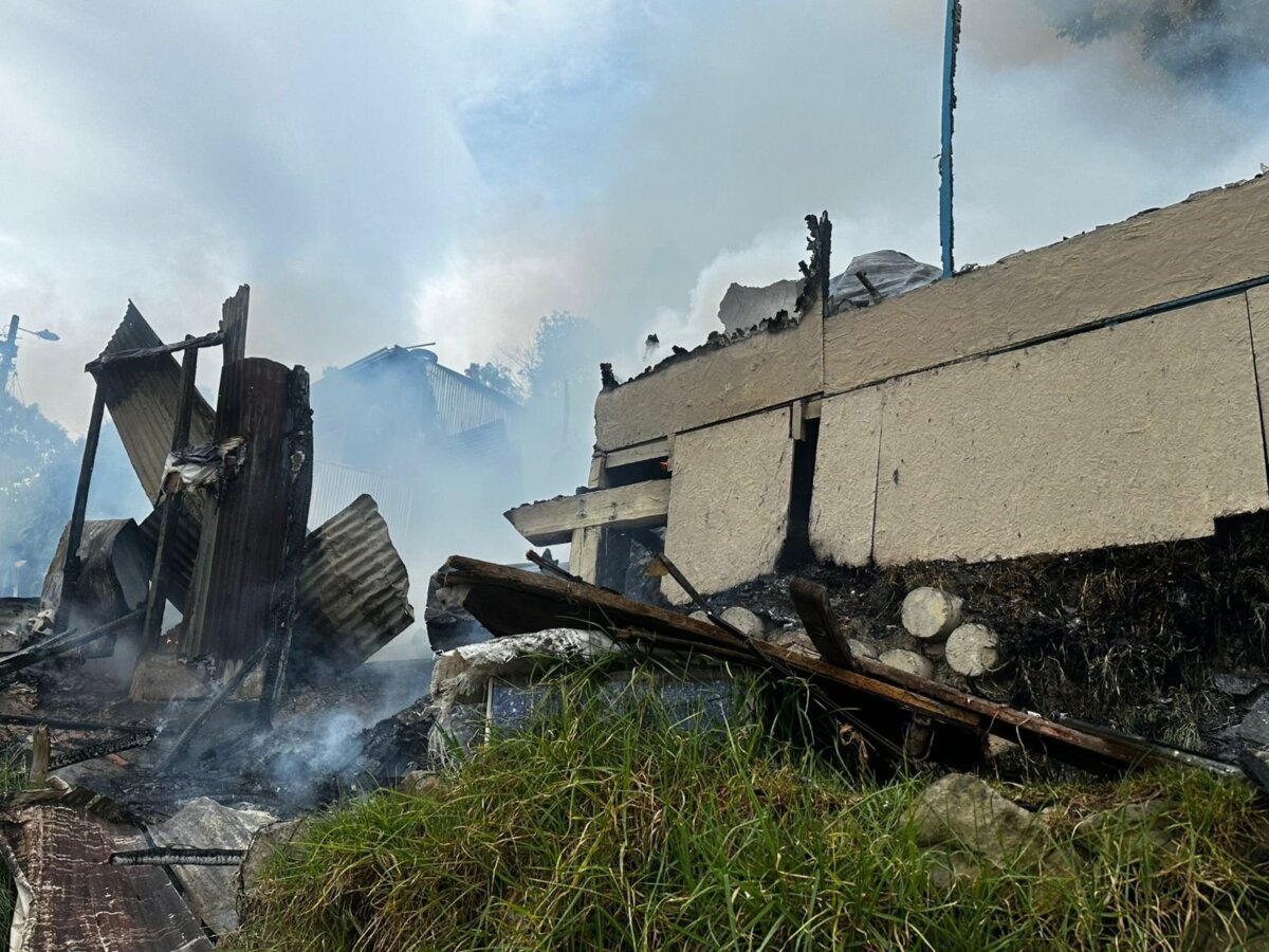 Incendio en Santa Fe dejó 6 viviendas afectadas y 27 damnificados 1 Incendio en Santa Fe dejó 6 viviendas afectadas y 27 damnificados Entre los damnificados se encuentran 25 adultos y 2 menores de edad.