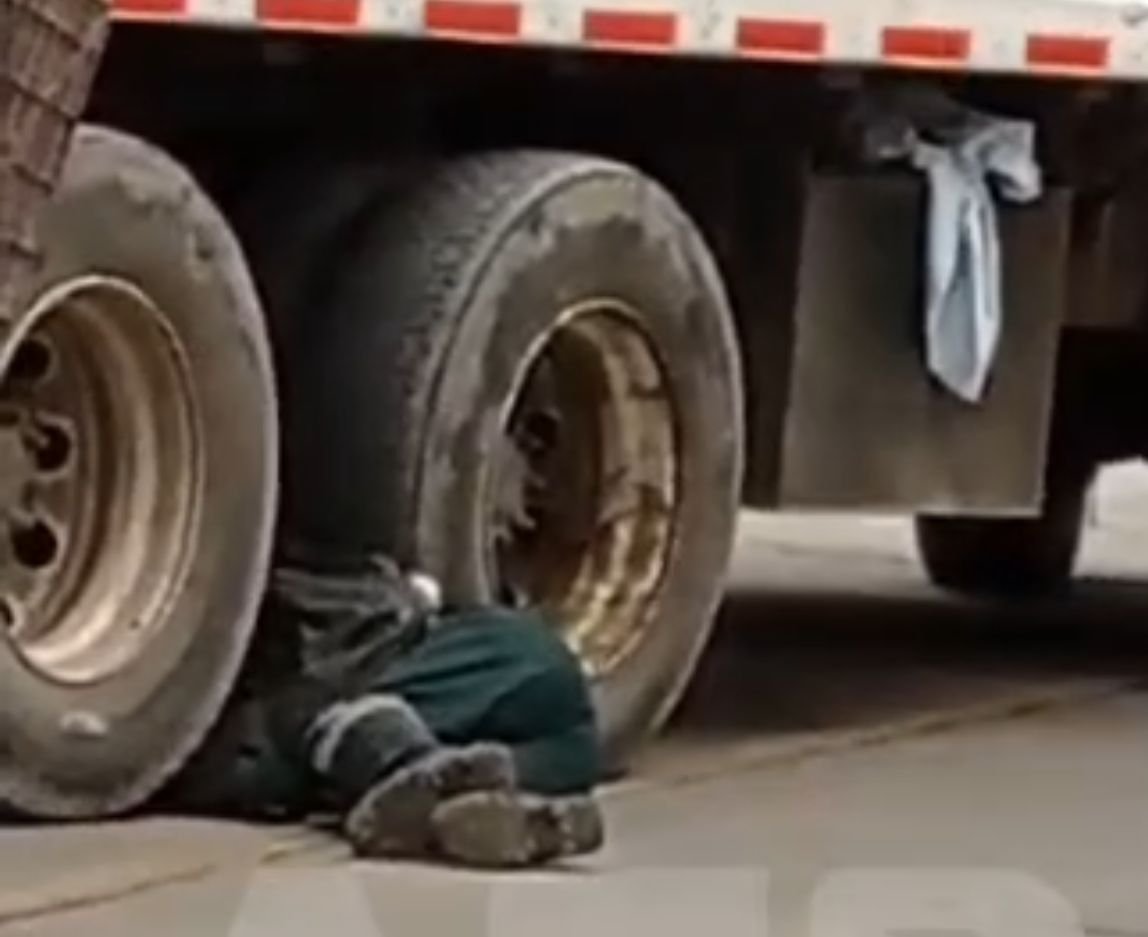 Muere una persona al ser arrollada por un camión recolector de basura en Usme 1 Muere una persona al ser arrollada por un camión recolector de basura en Usme A esta hora se adelantan las labores de criminalística en el punto.