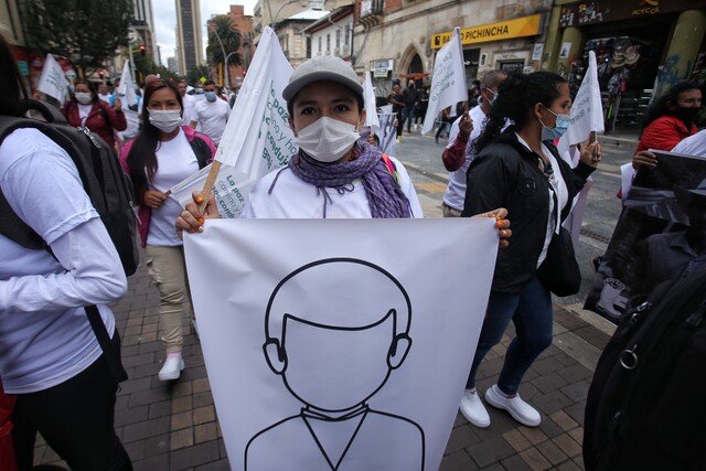 Firmantes de paz anuncian movilizaciones en Bogotá para exigir el cumplimiento del acuerdo 1 Firmantes de paz anuncian movilizaciones en Bogotá para exigir el cumplimiento del acuerdo Un colectivo de firmantes del Acuerdo de Paz de 2016 convocó movilizaciones para los días 3 y 4 de febrero de 2025 con bloqueos intermitentes en las principales vías de acceso a Bogotá hasta que el Gobierno nacional disponga una mesa de diálogo en la que se aborden garantías en seguridad, acceso a tierras, renta básica y cumplimiento de compromisos pactados en el proceso de reincorporación.
