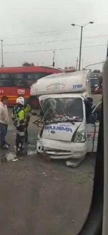 Accidente entre un bus de TransMilenio y una ambulancia en el portal 80 deja varias personas heridas