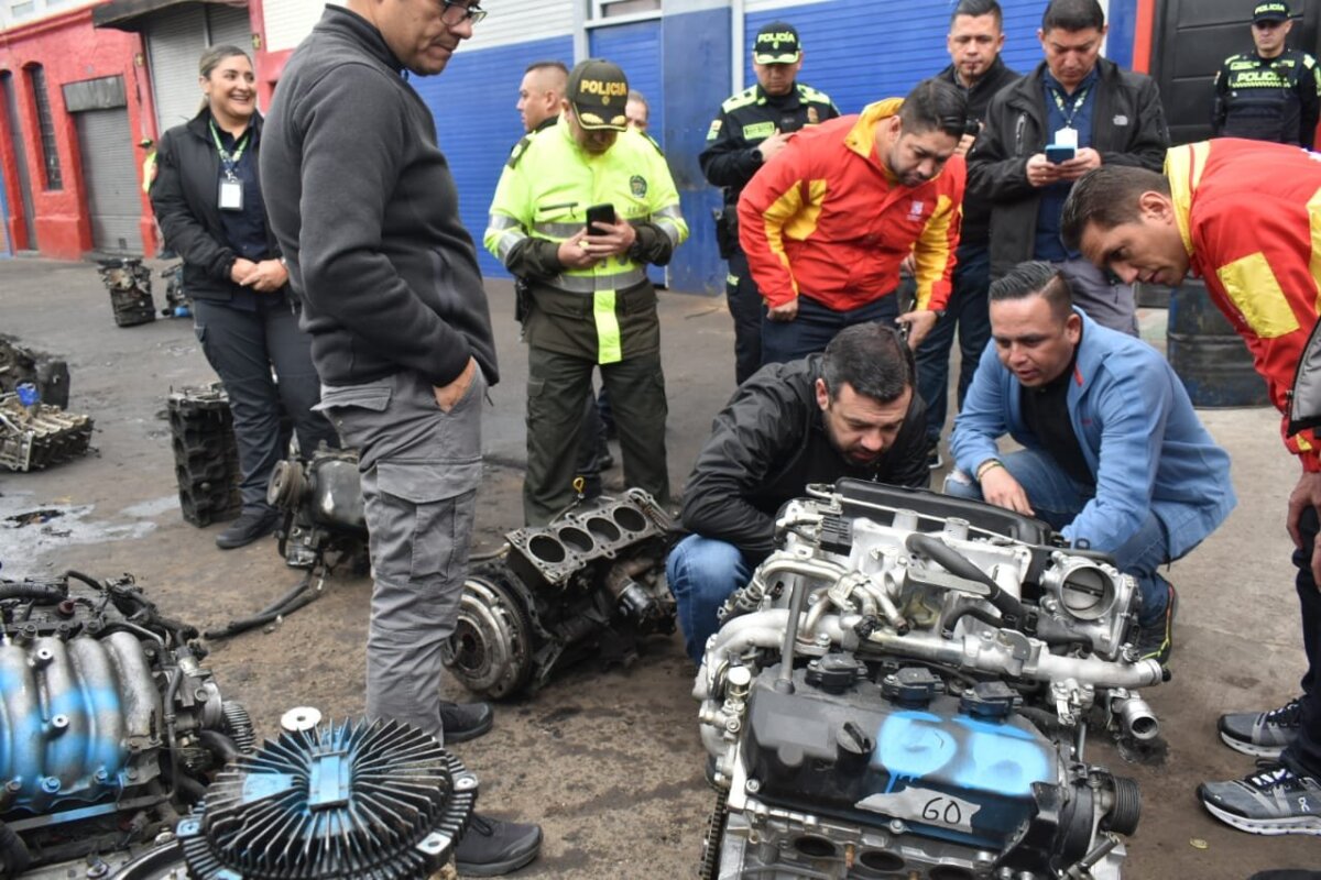 Golpe al mercado ilegal de autopartes en Bogotá: recuperan piezas avaluadas en más de 5.000 millones de pesos 1 Golpe al mercado ilegal de autopartes en Bogotá: recuperan piezas avaluadas en más de 5.000 millones de pesos La Policía Metropolitana de Bogotá, en conjunto con la Fiscalía General de la Nación y la Administración Distrital, logró importantes avances en la desarticulación de redes criminales que operaban en la ciudad.