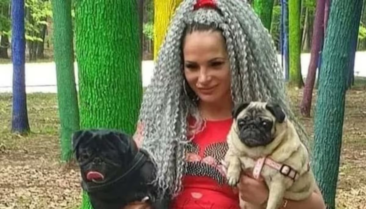 Mujer murió en su hogar y fue devorada por sus perros Adriana Neagoe fue encontrada sin vida en su apartamento en Rumania, tras cinco días sin saber de ella. Sus perros pug, al borde de la inanición, habían comenzado a devorar su cuerpo.