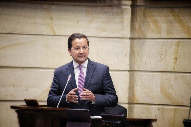David Luna renunció al Senado para llegar a la Presidencia El senador David Luna presentó hoy carta de renuncia al Congreso y al partido Cambio Radical para postularse como candidato presidencial, de cara a las elecciones de 2026.