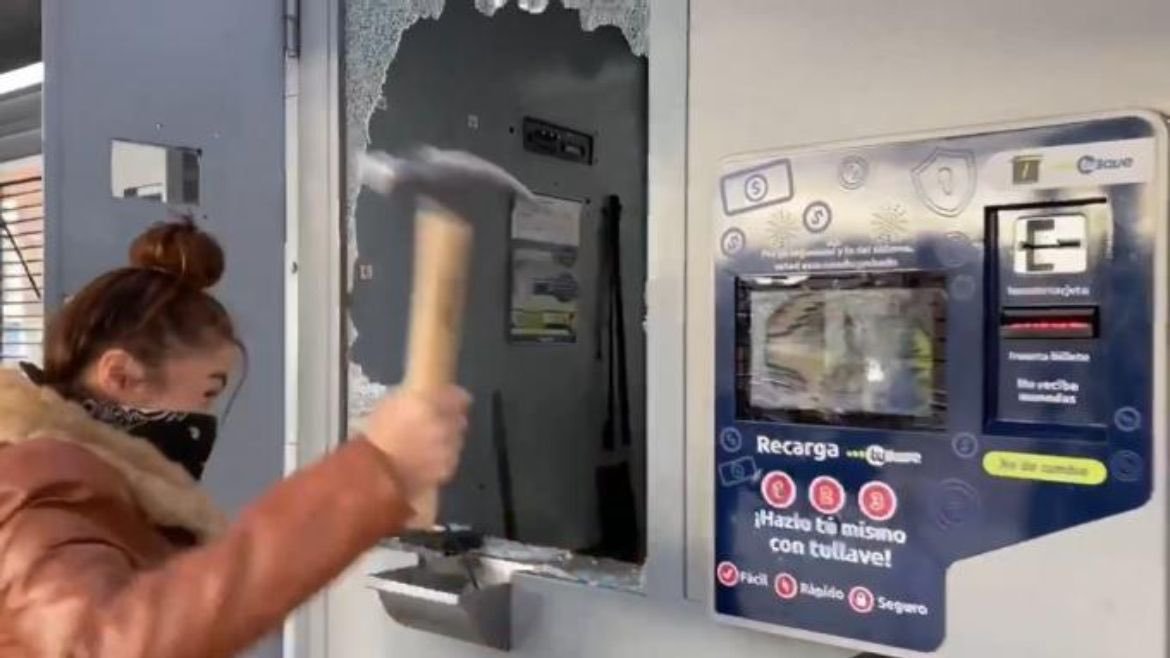 Se conoce video del momento en el que Epa Colombia es trasladada a la Fiscalía La Corte Suprema de Justicia confirmó la condena de cinco años de prisión en contra de Daneidy Barrera Rojas, más conocida como ‘Epa Colombia’, por vandalizar una estación de TransMilenio en noviembre de 2019 y ordenó su captura.