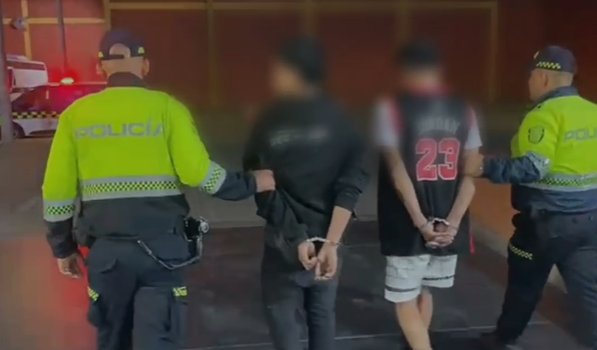Capturan a un hombre y aprehenden a un menor por el robo de un bicimotor en Puente Aranda 1 Capturan a un hombre y aprehenden a un menor por el robo de un bicimotor en Puente Aranda Las autoridades señalaron que estos individuos podrían estar involucrados en el ataque del que fue víctima el entrenador Brayan Estiven el pasado 24 de enero.