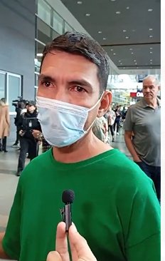 "Estábamos encadenados": duro relato de migrante colombiano que aterrizó en Bogotá 2 "Estábamos encadenados": duro relato de migrante colombiano que aterrizó en Bogotá En medio del llanto, el colombiano contó que fue tratado como un delincuente en Estados Unidos y que se encontraba encadenado.