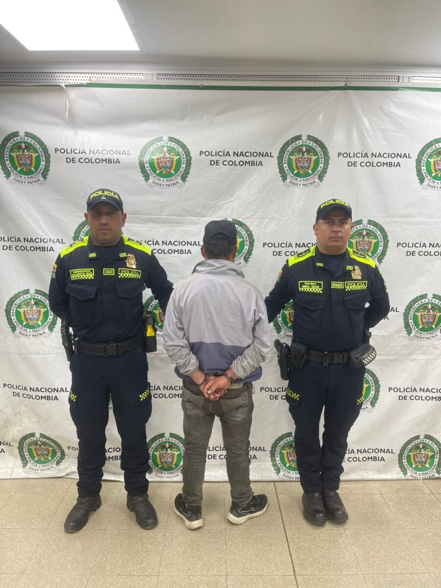 Cayó hombre señalado de acabar con la vida de una mujer de 72 años; estaba en el cartel de los más buscados 1 Cayó hombre señalado de acabar con la vida de una mujer de 72 años; estaba en el cartel de los más buscados La mujer de 72 años fue agredida por este hombre cuando, según testigos, intentaba defender a sus hijos.