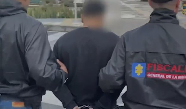 Condenado a 50 años de prisión hombre que abusó y le causó la muerte a su hijastro de 17 meses en el centro de Bogotá La condena impuesta al agresor incluye una multa de más de 2.500 salarios mínimos mensuales legales vigentes.