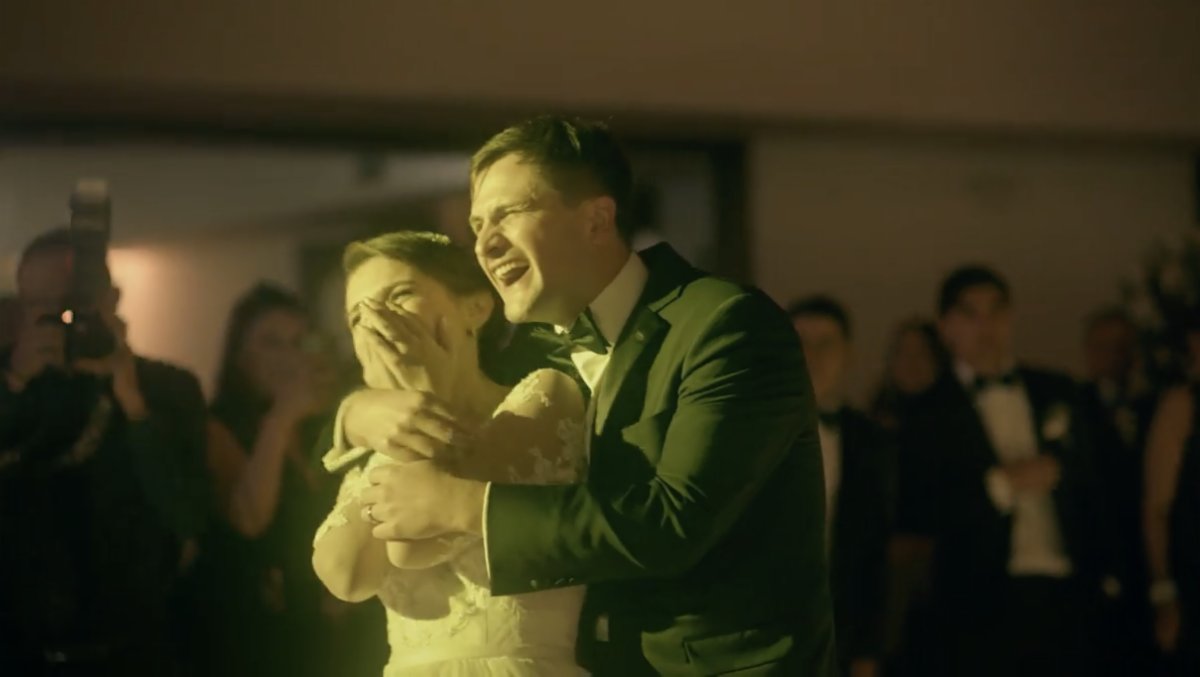 Fonseca sorprende a una fan en su boda con 'Qué Suerte Tenerte' 1 Fonseca sorprende a una fan en su boda con 'Qué Suerte Tenerte' El cantautor colombiano Fonseca protagonizó un emotivo momento al sorprender a una fan en el día más especial de su vida.