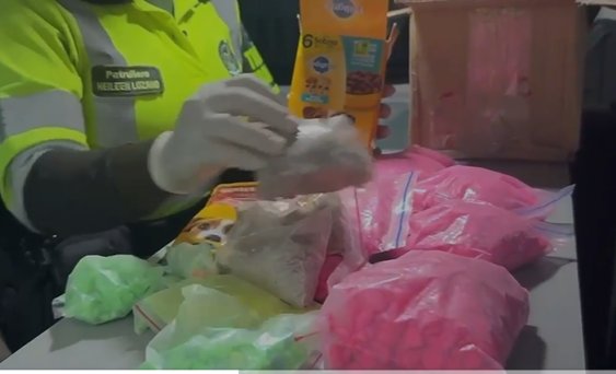 Capturan a 3 personas que camuflaban droga sintética en comida para mascotas 1 Capturan a 3 personas que camuflaban droga sintética en comida para mascotas Las 3 personas capturadas se movilizaban en un bus intermunicipal. Detalles del operativo.