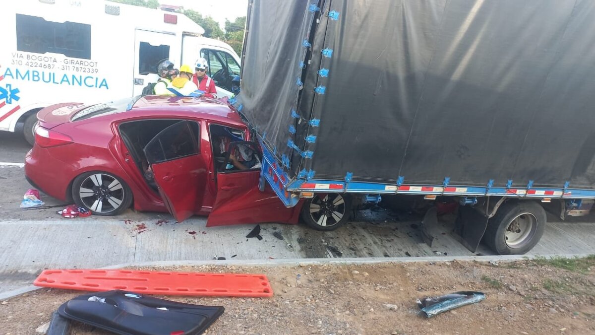 Accidente en la vía Bogotá- Girardot deja un muerto y 3 heridos 1 Accidente en la vía Bogotá- Girardot deja un muerto y 3 heridos Los tres heridos están siendo trasladados a centros asistenciales cercanos. La vía continúa cerrada en estos momentos.