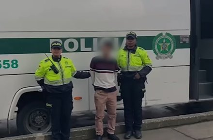 Capturan a sujeto que estaba robando a pasajeros de un bus en Usaquén 1 Capturan a sujeto que estaba robando a pasajeros de un bus en Usaquén El hombre, identificado con antecedentes judiciales por los delitos de hurto y tráfico de estupefacientes, fue puesto a disposición de las autoridades competentes.