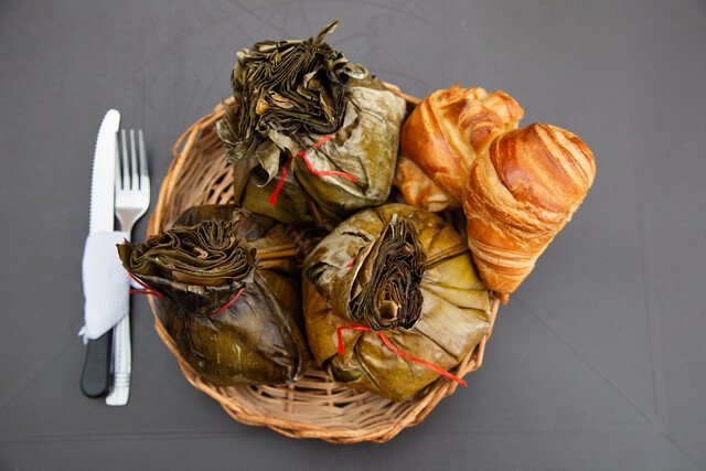 El tamal es saludable, según médico endocrinólogo Su historia, que se remonta a las civilizaciones precolombinas, revela cómo las comunidades indígenas elaboraban masas de maíz con ingredientes locales. Hoy, el tamal sigue siendo un tesoro culinario que merece defensa.