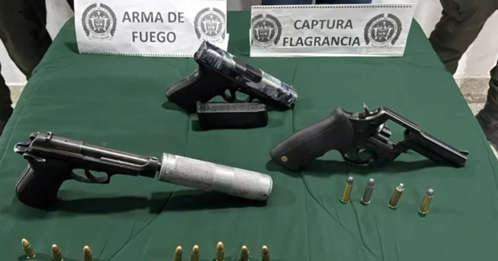 Capturan a 2 extranjeros en Soacha que portaban pistolas con silenciador En un operativo de registro y control realizado en la comuna 1, sector 'Compartir', la Policía Metropolitana de Soacha logró la captura en flagrancia de dos ciudadanos extranjeros, de 28 y 30 años, por el delito de porte ilegal de armas de fuego.