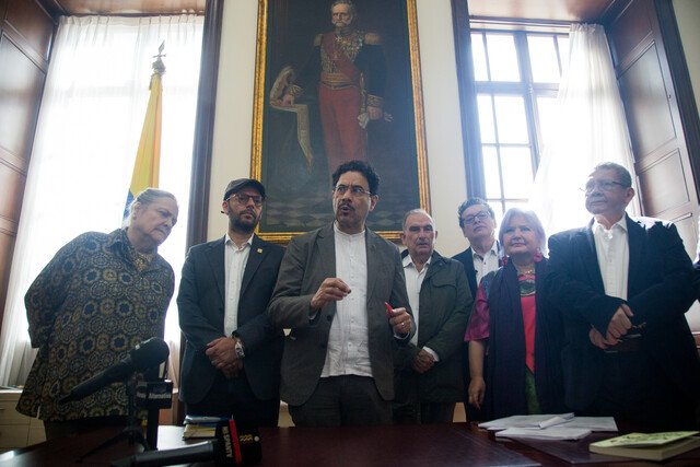 Iván Cepeda y 57 congresistas radican iniciativa para reducir sus sueldos 1 Iván Cepeda y 57 congresistas radican iniciativa para reducir sus sueldos El senador Iván Cepeda radicó este miércoles un acto legislativo que propone reducir el salario de los congresistas colombianos, una iniciativa respaldada por 57 legisladores de diversas bancadas.