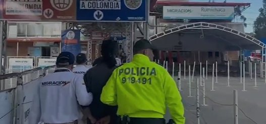 Cayó en Ecuador alias 'Corona', uno de los fleteros más buscados en Bogotá 1 Cayó en Ecuador alias 'Corona', uno de los fleteros más buscados en Bogotá Este hombre cambió su identidad en Ecuador y se hacía pasar por vigilante.