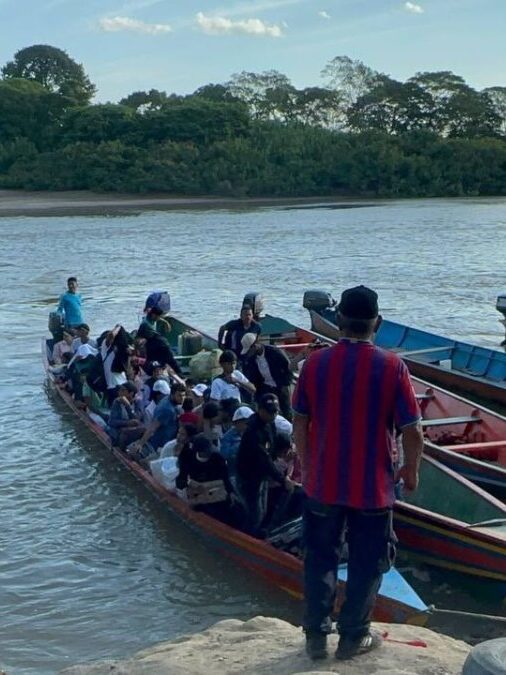 Desplazados por guerra entre el ELN y las Farc estarían recibiendo asilo y asistencia humanitaria de parte de Venezuela 1 Desplazados por guerra entre el ELN y las Farc estarían recibiendo asilo y asistencia humanitaria de parte de Venezuela El aumento de los desplazados ha sido notable desde el pasado sábado, coincidiendo los enfrentamientos.