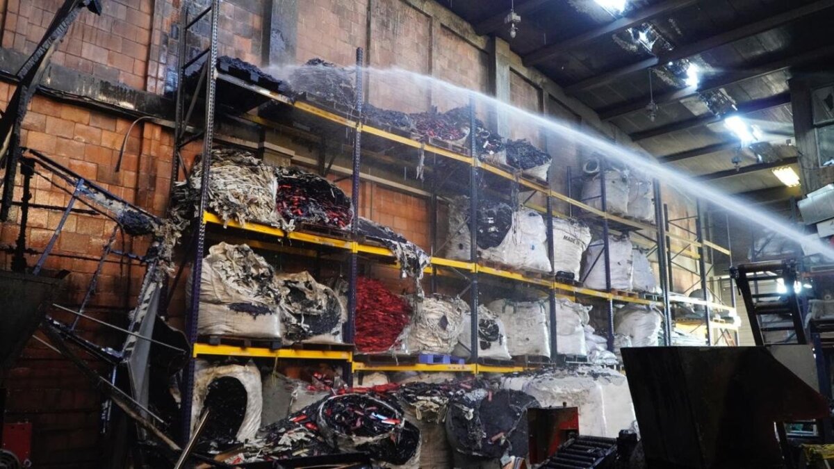 ÚLTIMA HORA: Se registra fuerte incendio en terminal de carga de Cota A esta hora bomberos de Cundinamarca se encuentran atendiendo la emergencia.