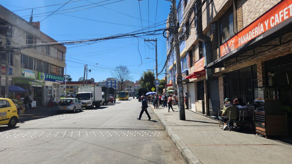 Se conocen detalles del sicariato que cobró la vida de un hombre en un restaurante de Usaquén 1 Se conocen detalles del sicariato que cobró la vida de un hombre en un restaurante de Usaquén La víctima se encontraba departiendo en el restaurante junto a su familia cuando un sicario ingresó al local y acabó con su vida.