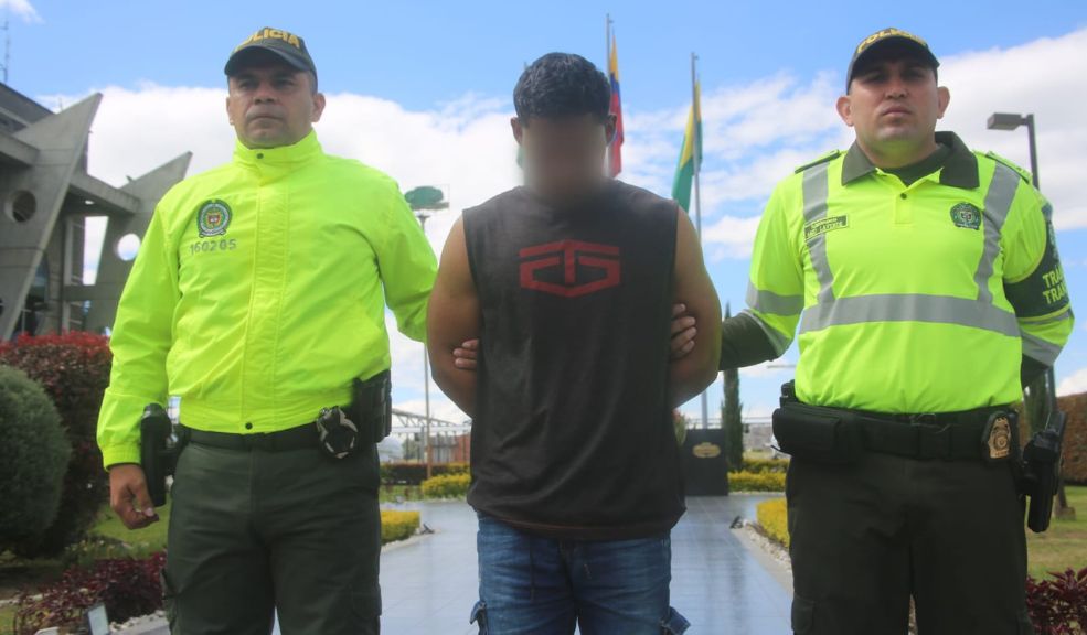 ¡Atención! Aterrizó en Bogotá padrastro señalado de asesinar a un bebé en Kennedy 2 ¡Atención! Aterrizó en Bogotá padrastro señalado de asesinar a un bebé en Kennedy Estas son las primeras imágenes del padrastro tras su llegada a Bogotá.