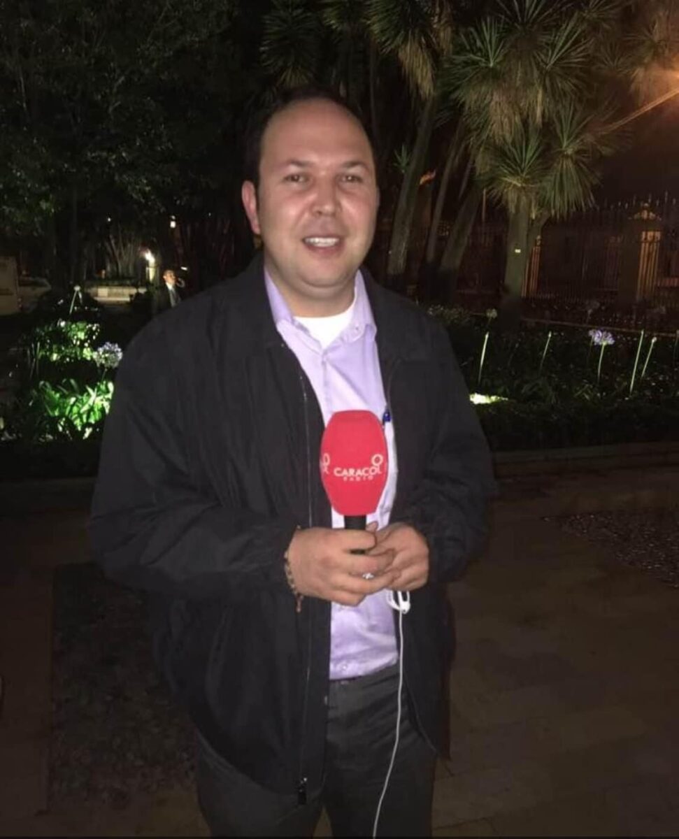 ¿De qué falleció el periodista Kenneth Torres? 1 ¿De qué falleció el periodista Kenneth Torres? Por medio de redes sociales, varios colegas se despidieron del periodista Kenneth Torres, quien falleció esta madrugada.