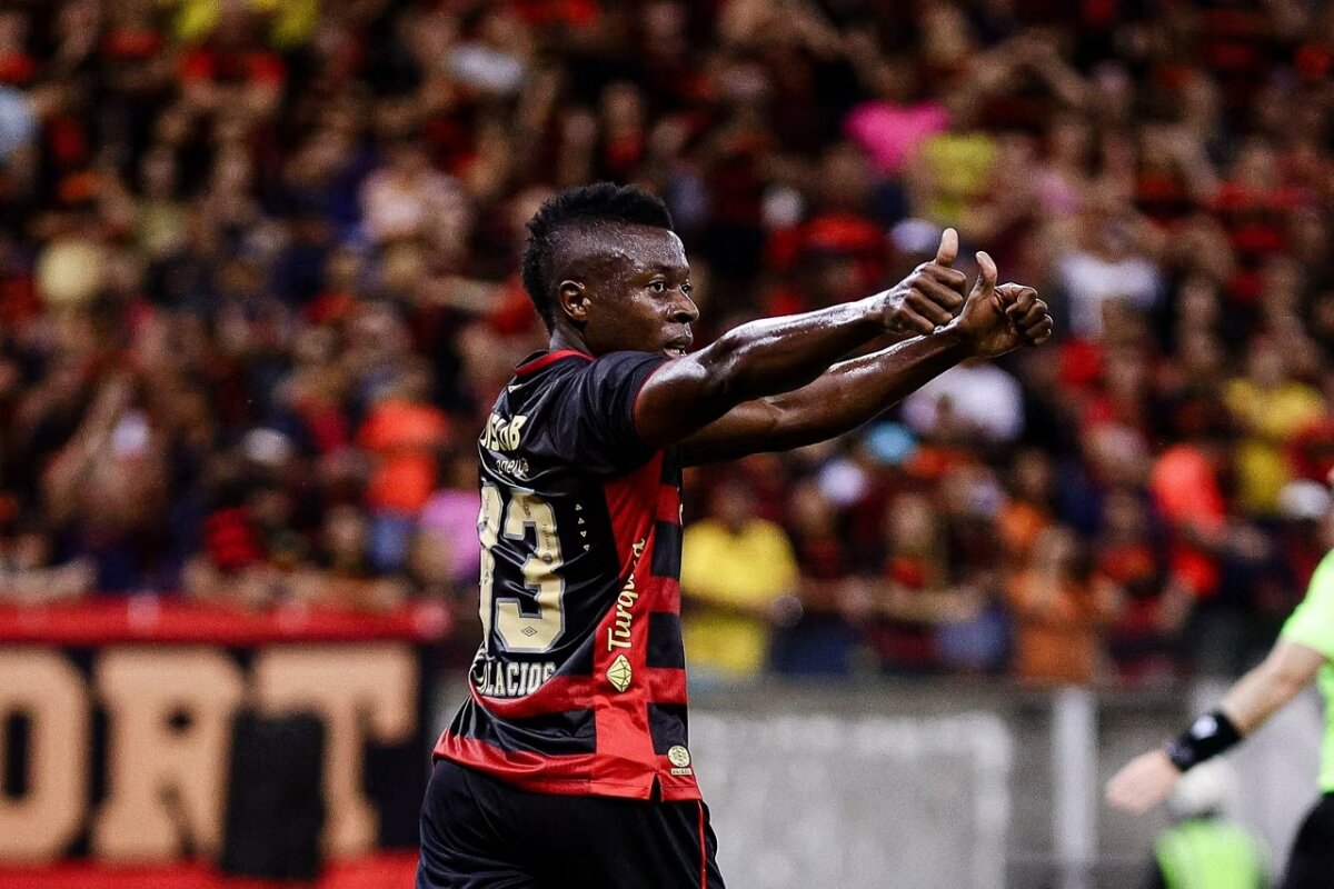 Es oficial: Helibelton Palacios es nuevo jugador de Millonarios Millonarios presentó a su nuevo lateral, Helibelton Palacios. Le contamos qué dijo el experimentado futbolista a su llegada, datos sobre su carrera y por cuánto tiempo firmó con el club.