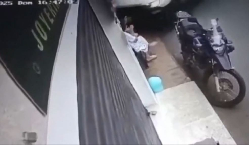 Adolescente confundió el freno con el acelerador y mató a una mujer Un vehículo fuera de control impactó un local, dejando una víctima fatal y escenas desgarradoras captadas en video. Autoridades investigan.