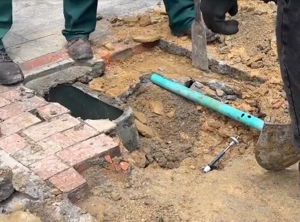Alcalde Galán denuncia que 5 hoteles se robaban el agua de Bogotá 1 Alcalde Galán denuncia que 5 hoteles se robaban el agua de Bogotá De acuerdo con el alcalde de Bogotá, Carlos Galán, los hoteles habrían robado cerca de 139.000 metros cúbicos de agua. Así fue el operativo.