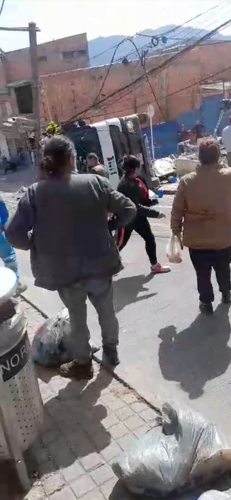 Aparatoso accidente de camión recolector de basura en Ciudad Bolívar Este martes se presentó un nuevo accidente de tránsito en el que se vio involucrado un camión recolector de basura en Ciudad Bolívar.