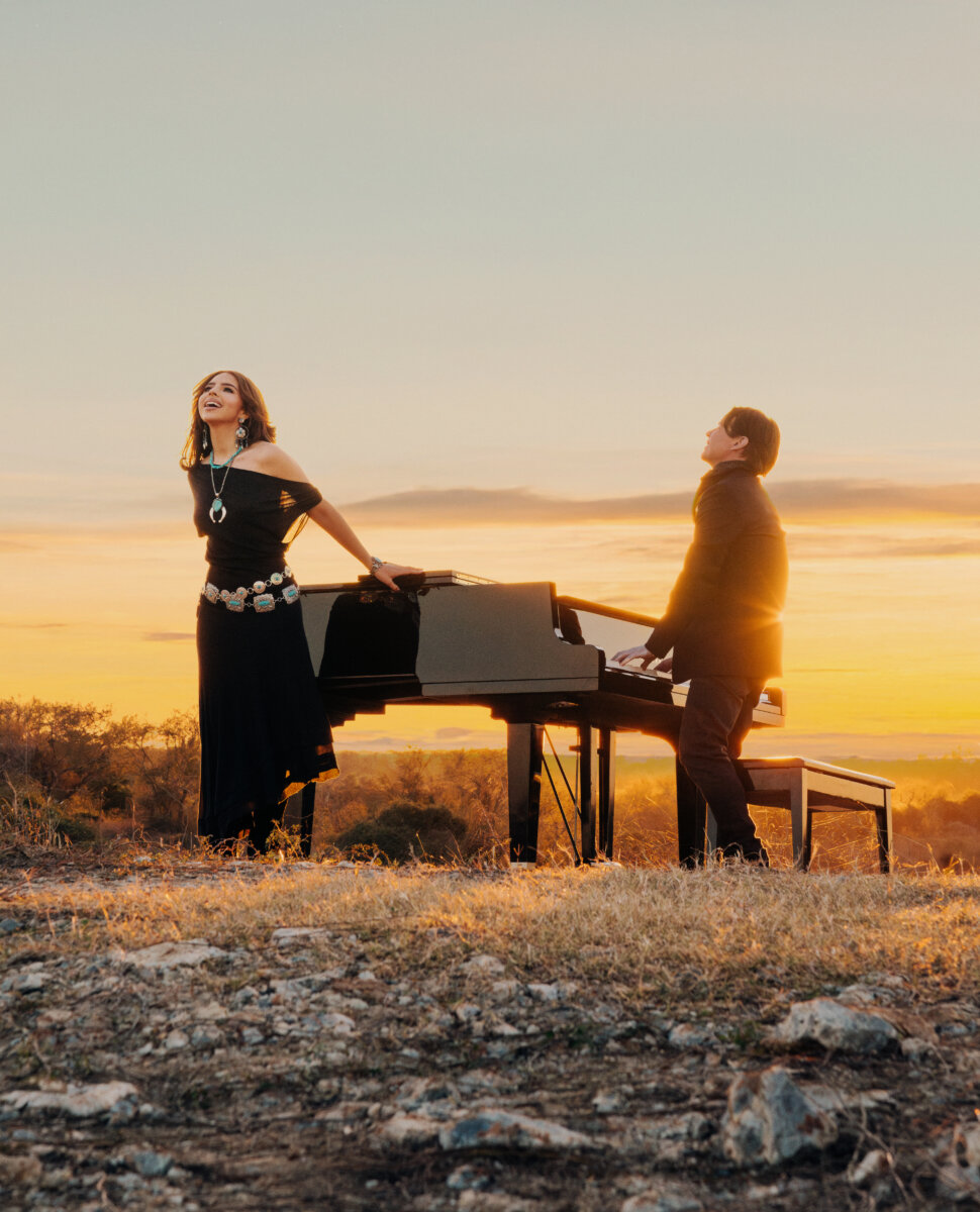 Arthur Hanlon y Ángela Aguilar se unen en 'Bala perdida' 'Bala perdida', de Arthur Hanlon y Ángela Aguilar, es un tema que recuerda a ese amor perdido con el que todos alguna vez han soñado.