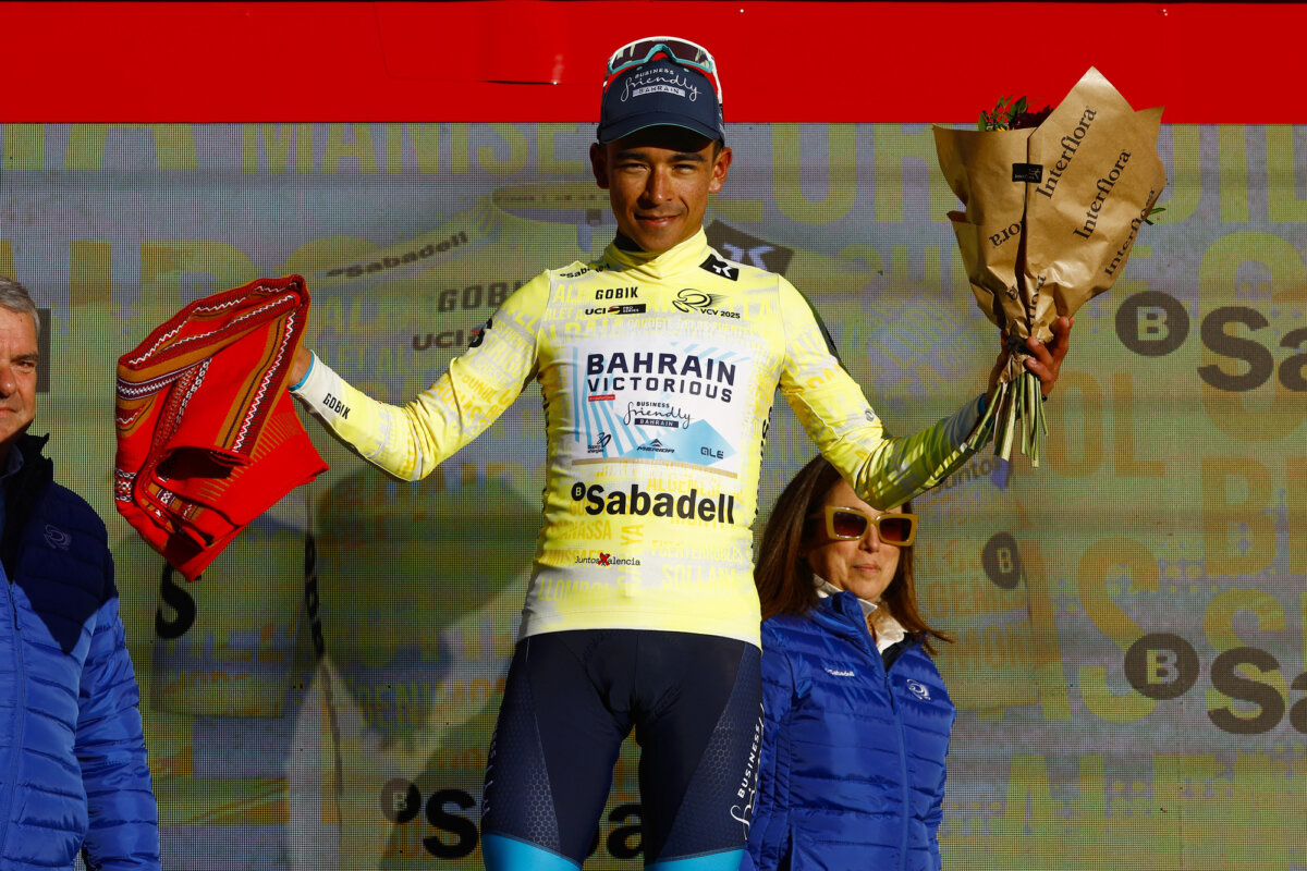 EN VIDEO: Santiago Buitrago ganó la etapa reina de la Vuelta a la Comunidad Valenciana El corredor bogotano, Santiago Buitrago, se llevó la victoria en la etapa 4 y se acerca al título de la Vuelta a la Comunidad Valenciana. Así se llevó el triunfo.