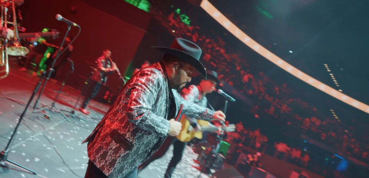 Banda La MB hace historia con su primer álbum en vivo grabado en el Movistar Arena de Bogotá 1 Banda La MB hace historia con su primer álbum en vivo grabado en el Movistar Arena de Bogotá Banda La MB lanzó un compilado de sus mayores éxitos en un formato completamente en vivo, grabado en el Movistar Arena de Bogotá.