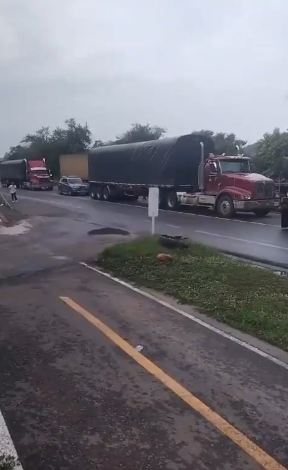 Habilitan el paso en la vía Bogotá-Girardot tras bloqueos generados por firmantes de paz 1 Habilitan el paso en la vía Bogotá-Girardot tras bloqueos generados por firmantes de paz En la vía que conduce de Girardot a Bogotá, se registran bloqueos que ya cumplen más de 17 horas, afectando a cientos de viajeros. Piden la presencia del Gobierno.