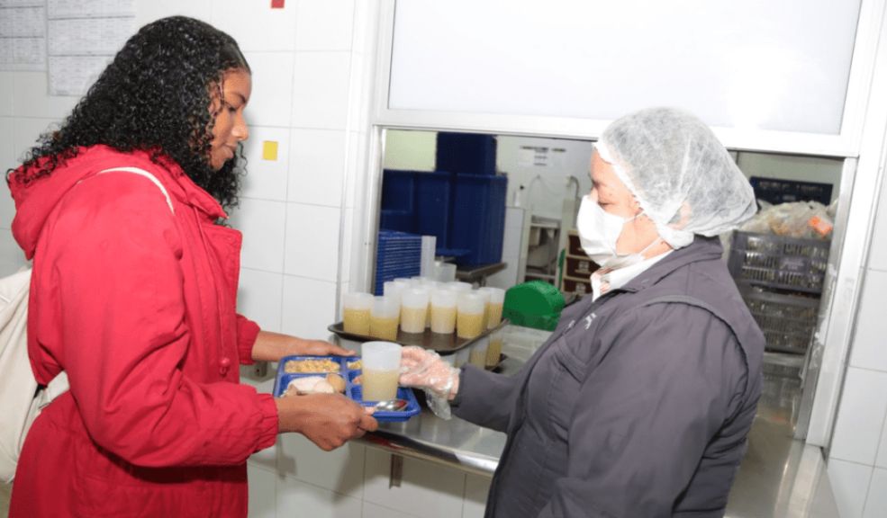 Bogotá amplía el PAE: por primera vez entrega cenas a estudiantes de jornada nocturna 2 Bogotá amplía el PAE: por primera vez entrega cenas a estudiantes de jornada nocturna Por primera vez, la Alcaldía de Bogotá fortaleció el PAE implementando la entrega de cenas a los estudiantes de la jornada nocturna.