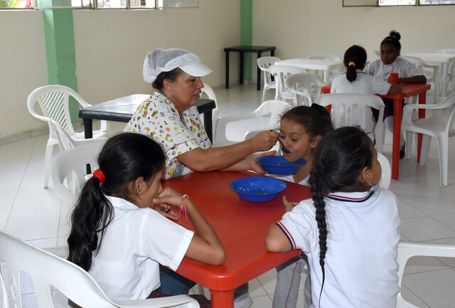 Bogotá amplía el PAE: por primera vez entrega cenas a estudiantes de jornada nocturna Por primera vez, la Alcaldía de Bogotá fortaleció el PAE implementando la entrega de cenas a los estudiantes de la jornada nocturna.