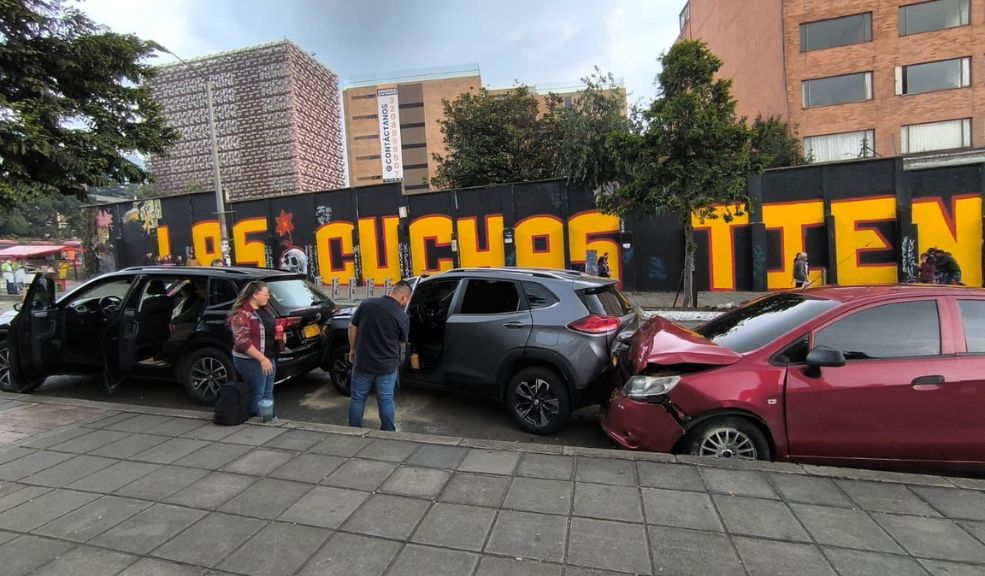 Bomberos atendió impactante choque de 6 vehículos en Chapinero Así fue el impactante accidente de tránsito que ocurrió en la tarde de este 10 de febrero en Chapinero. Dos personas resultaron heridas.