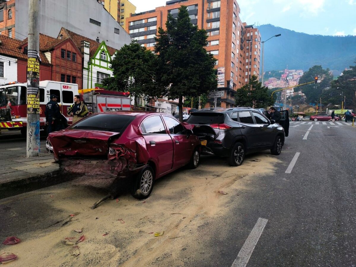 Bomberos atendió impactante choque de 6 vehículos en Chapinero 1 Bomberos atendió impactante choque de 6 vehículos en Chapinero Así fue el impactante accidente de tránsito que ocurrió en la tarde de este 10 de febrero en Chapinero. Dos personas resultaron heridas.
