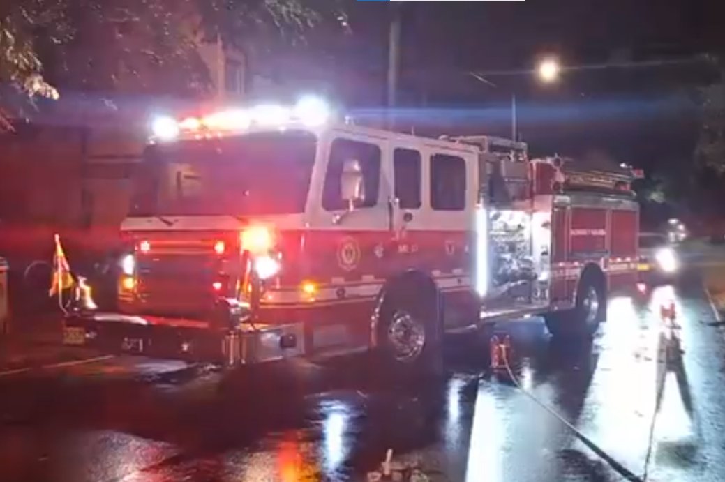 Bomberos rescataron a un joven que cayó a un caño en Suba: sujetos habrían intentado robarlo Así fue el rescate de un joven que cayó a un caño en el barrio Lombardía de la localidad de Suba. Al parecer, escapa de unos ladrones