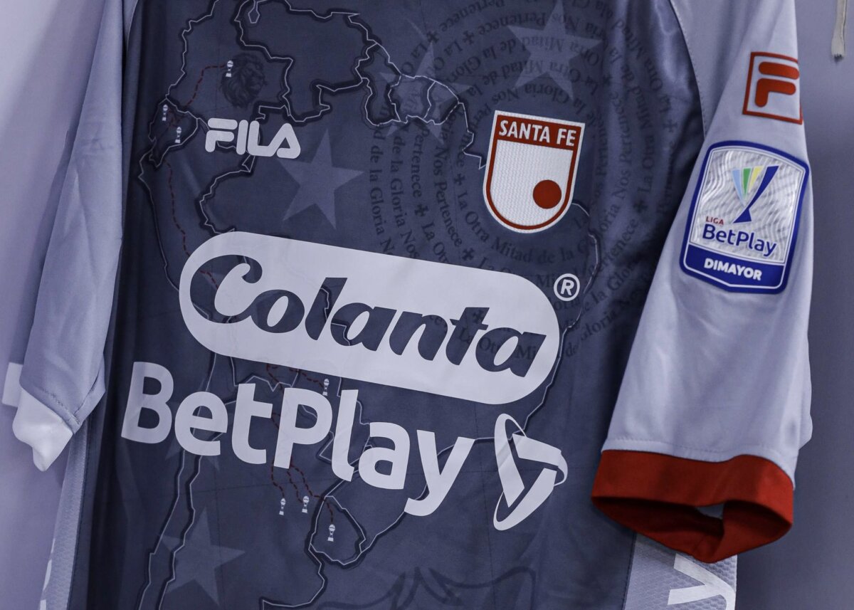 Santa Fe presentó su tercera camiseta, homenaje a la Copa Sudamericana En medio de la conmemoración a sus 84 años de historia, y como un homenaje al título de Copa Sudamericana ganado en el 2015, Santa Fe presentó su tercera camiseta.