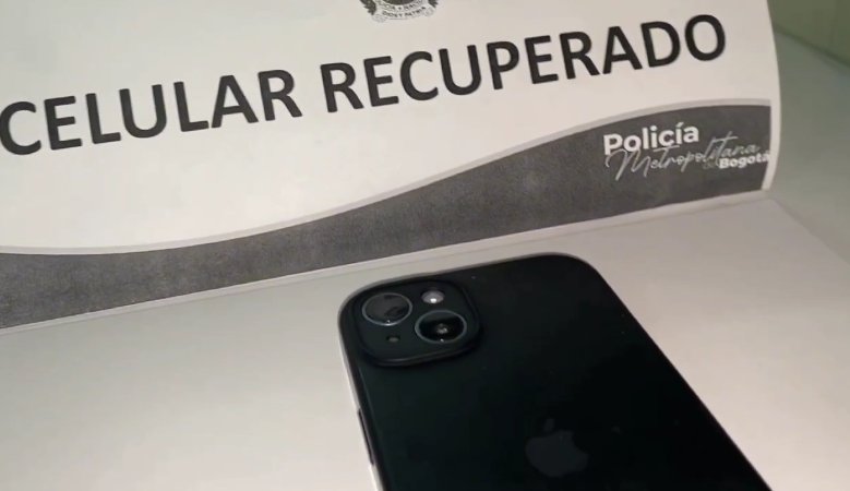 Capturaron a 3 extranjeros que simulaban caerse para robar celulares en TransMilenio 1 Capturaron a 3 extranjeros que simulaban caerse para robar celulares en TransMilenio Capturaron a 3 extranjeros que simulaban caerse para robar celulares en TransMilenio. Así fue el operativo.